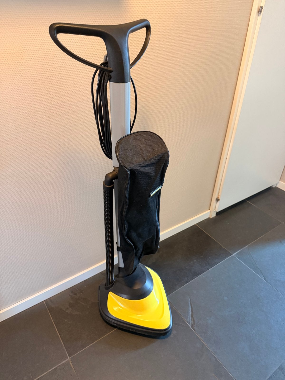 Karcher FP 303 Vloerboenmachine - Als nieuw, Kärcher, Zo goed als nieuw, Vloerreiniger, Geschikt voor harde vloeren