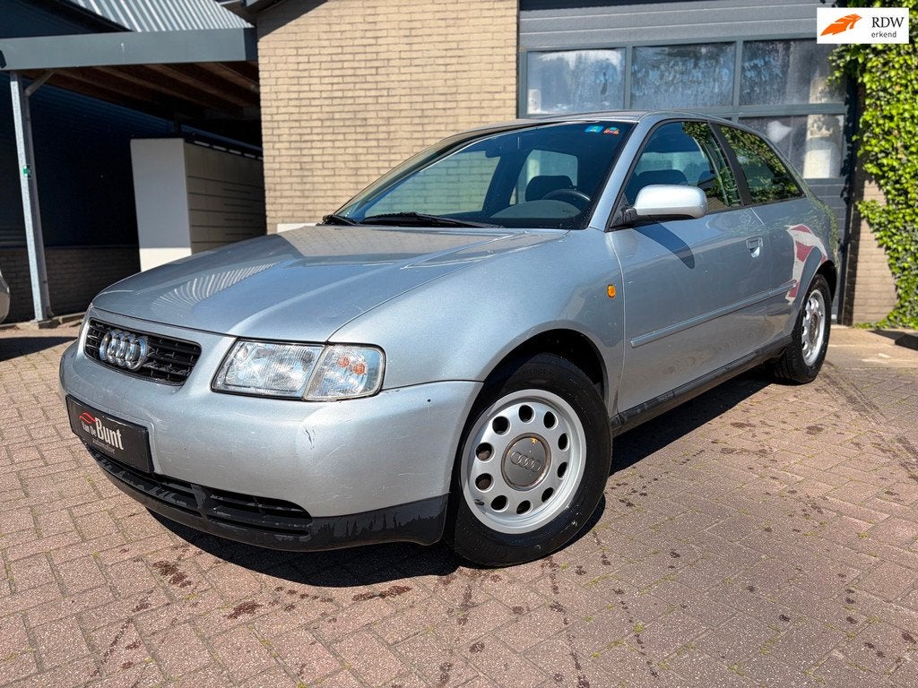Audi A3 1.6 Attraction, Gebruikt, 49 €/maand, Handgeschakeld, Zilver of Grijs