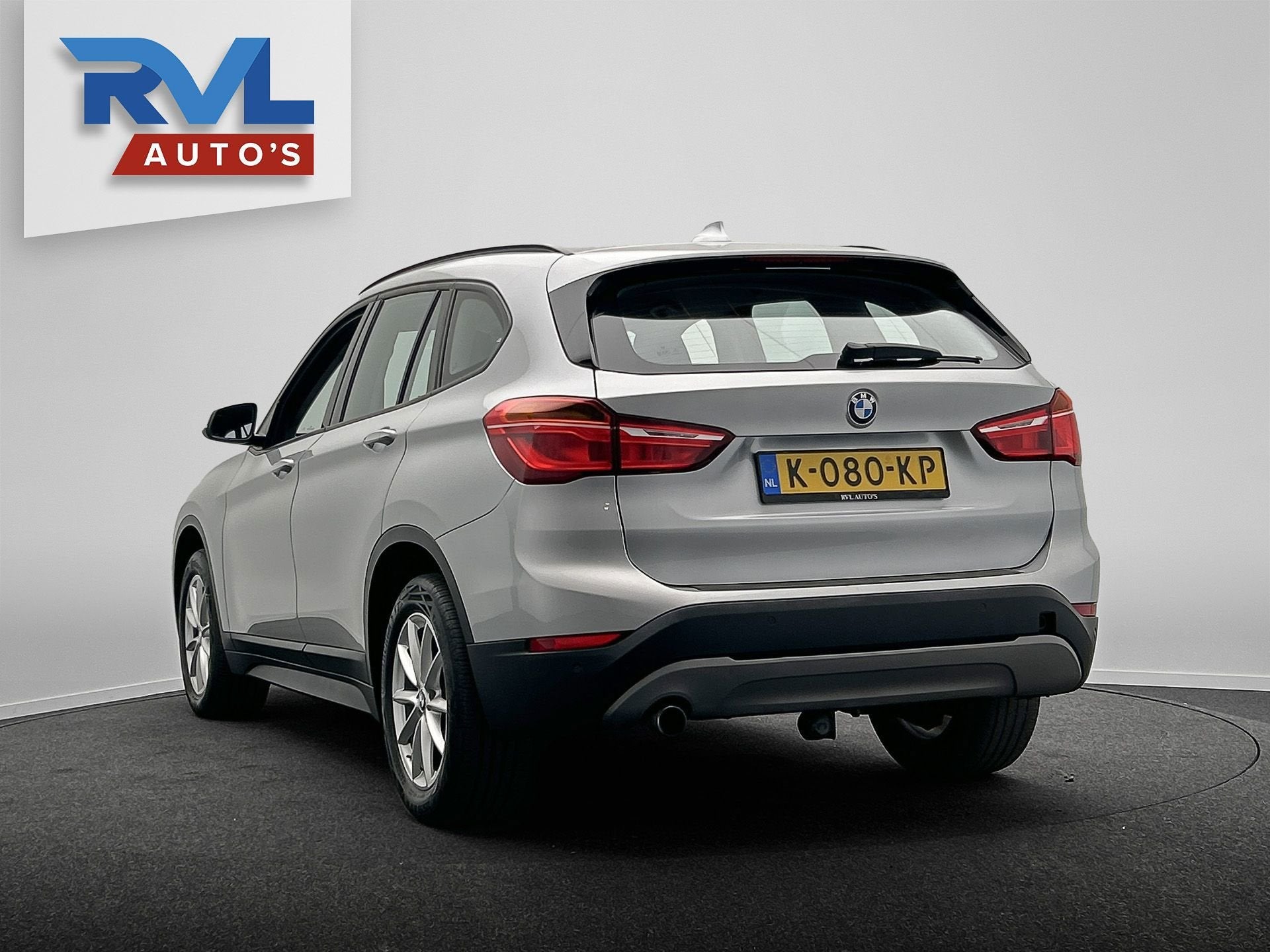 BMW X1 SDrive18i High Executive | Trekhaak | Navigatie | PDC, Auto's, Gebruikt, 3 cilinders, 1405 kg, 1499 cc