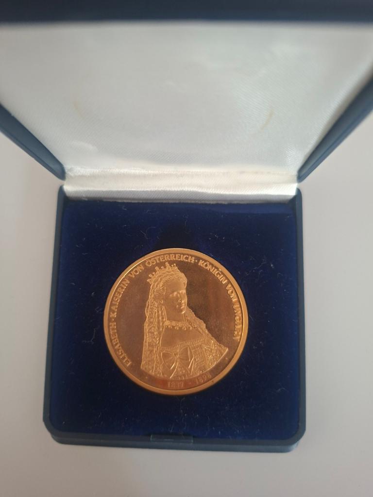 Vergulde Medaille Keizerin Elisabeth Oostenrijk 1837-1898, Ophalen of Verzenden, Overige materialen