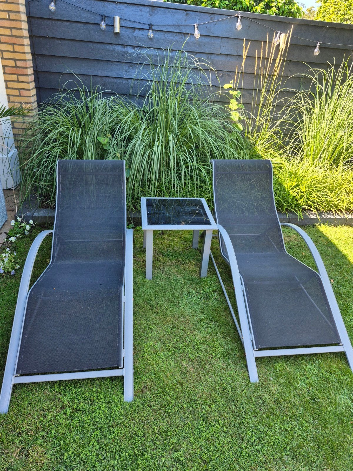 2 antraciet ligbedden met bijzettafel, Tuin en Terras, Ligbedden, Ophalen, Gebruikt, Metaal