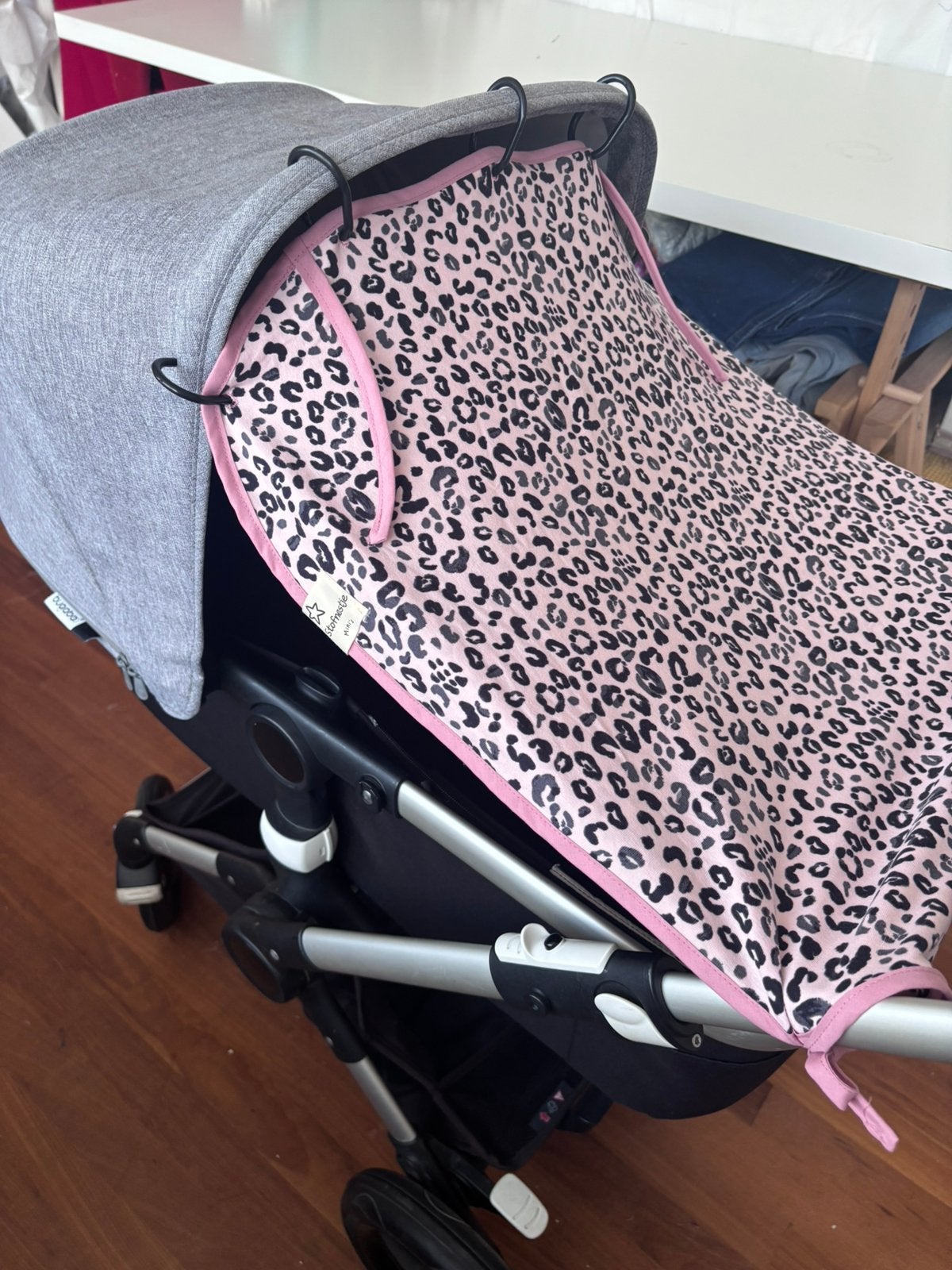 Nieuw Zonnedoek in Roze Panterprint voor je kinderwage, Overige merken, Info@hetstofnestje.nl, Het Stofnestje, Nieuw