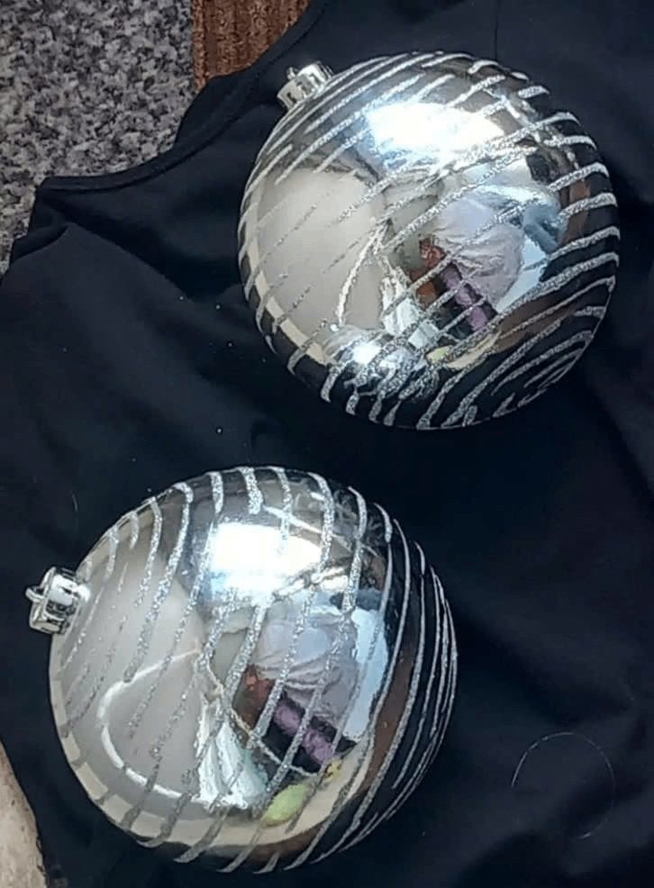 2 zilveren kleurige ronde Kerstbal met motief 15 cm diameter, Ophalen of Verzenden, Nieuw