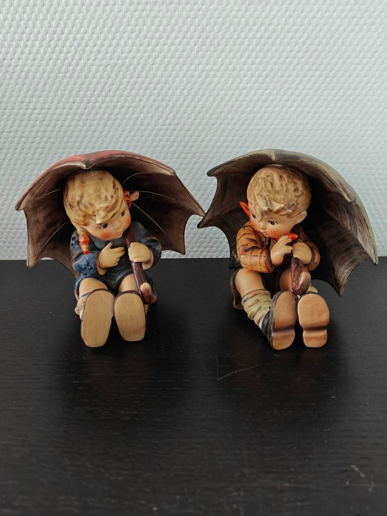 Hummel beelden set 'Umbrella Boy & Girl', Verzamelen, Beelden en Beeldjes, Ophalen of Verzenden, Zo goed als nieuw, Hummel
