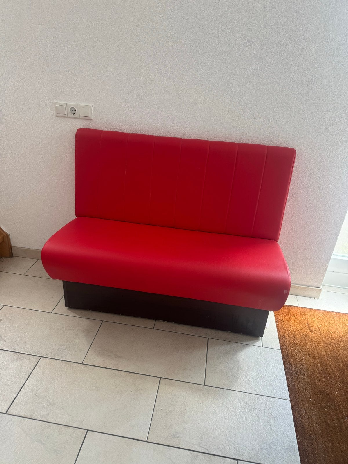 Rode bank en 2 stoelen (beschadigd), Huis en Inrichting, Stoelen, Ophalen, Gebruikt, Rood