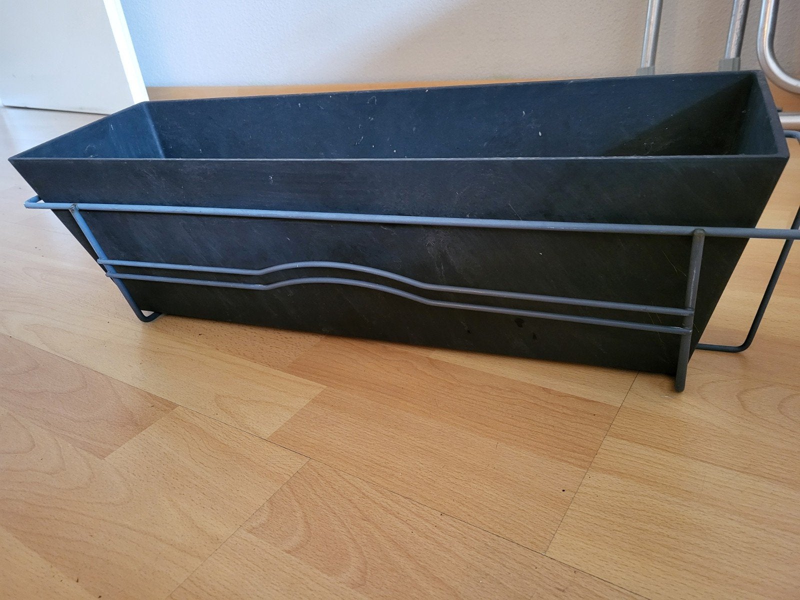 Zwarte bloembak met metalen houder, Ophalen, Kunststof, Gebruikt, Minder dan 30 cm