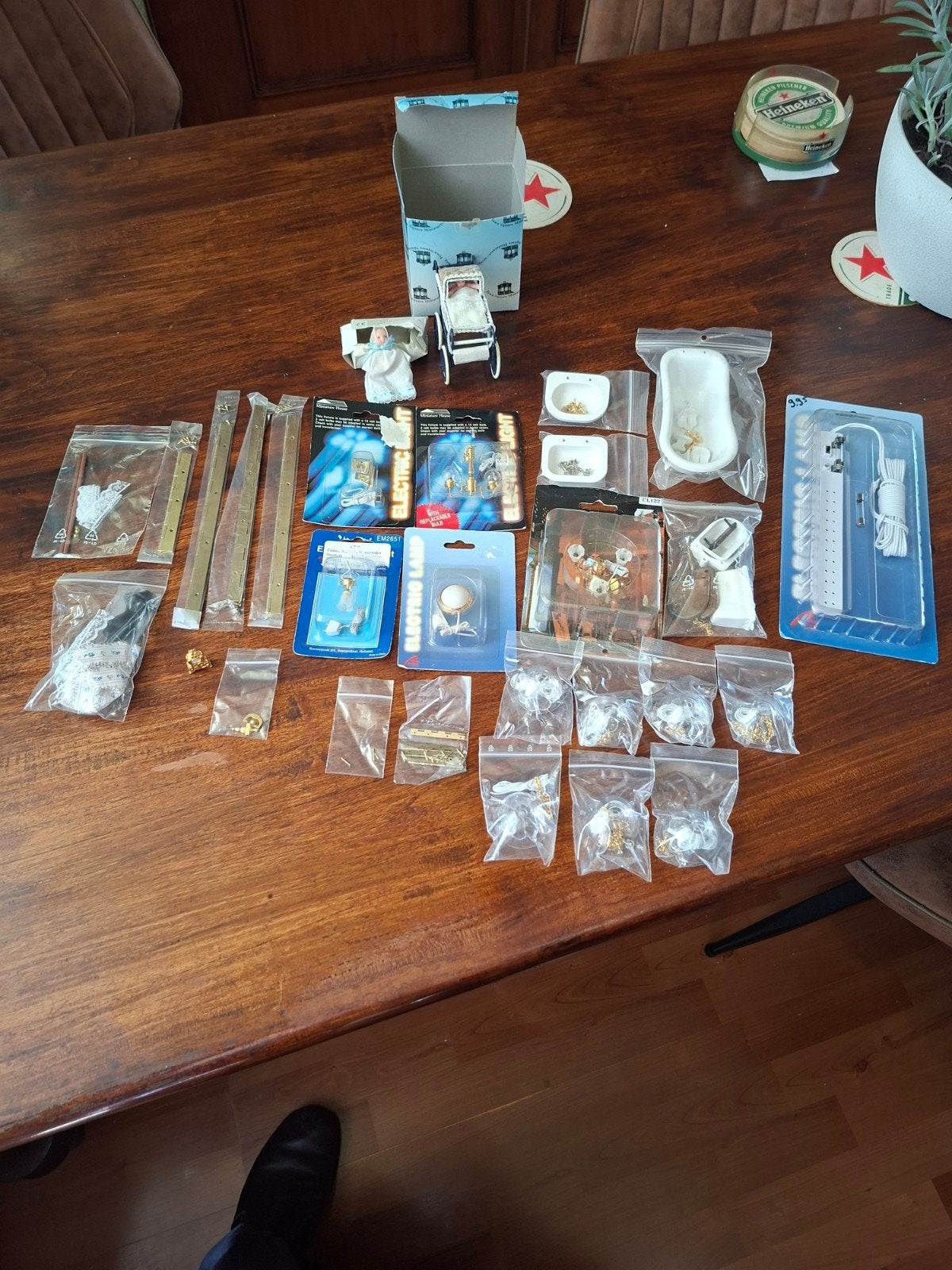 poppenhuis accessoires.   lampen, wc, wastafels, bad, etc., Ophalen, Nieuw, Decoratie