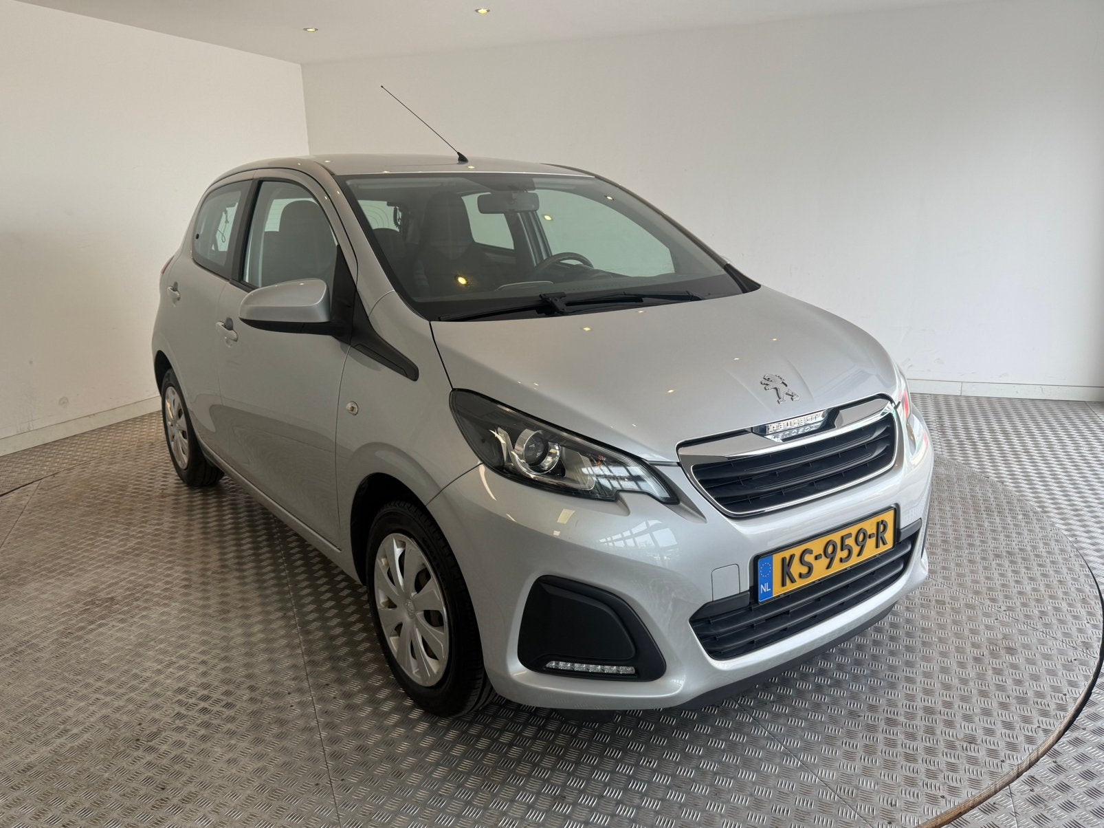 Peugeot 108 1.0 12V E-vti 51KW 5DR 2014 Grijs, Auto's, Voorwielaandrijving, 31 €/maand, 4 stoelen, Handgeschakeld