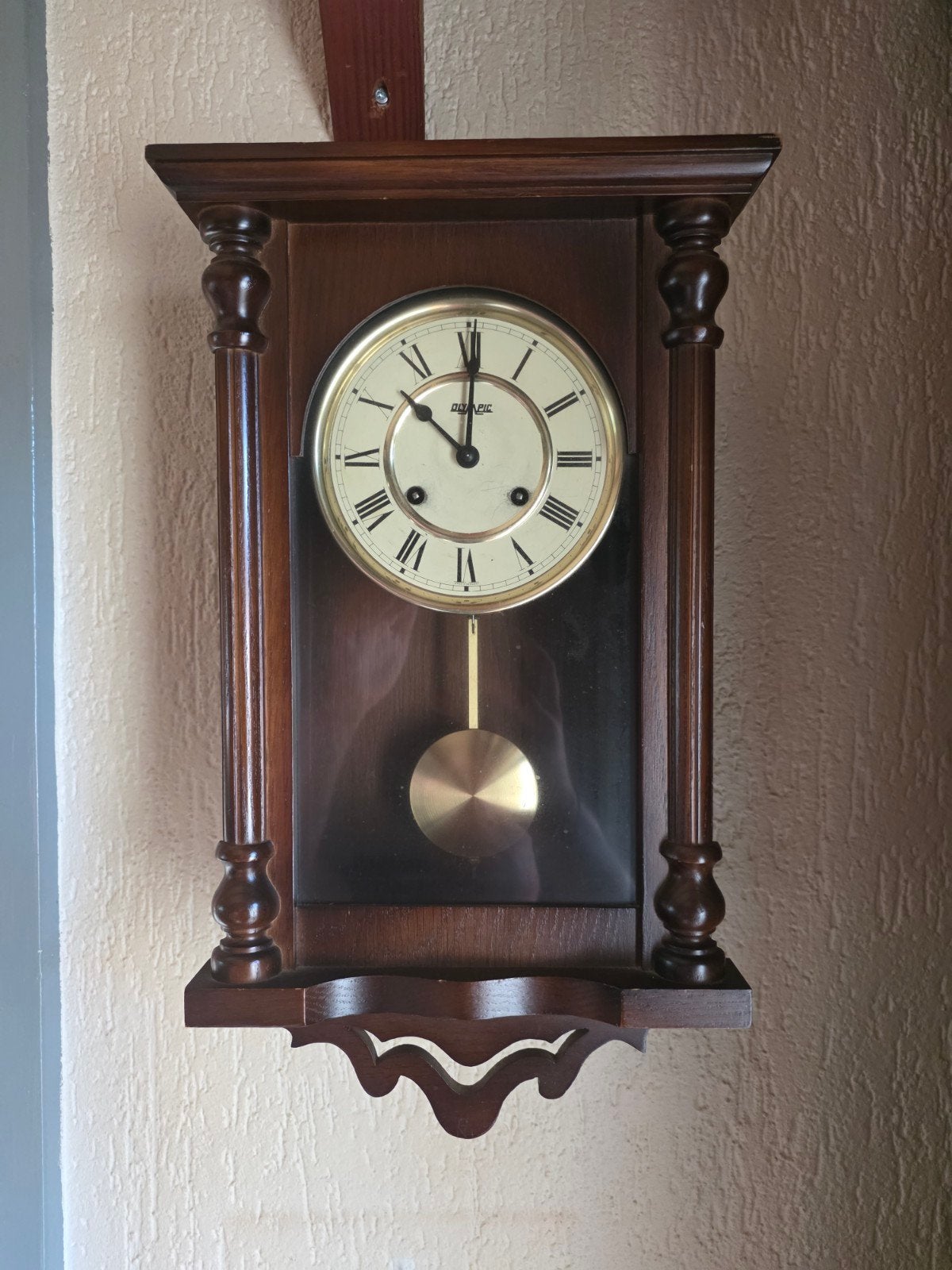 Klassieke houten wandklok met slinger, Ophalen