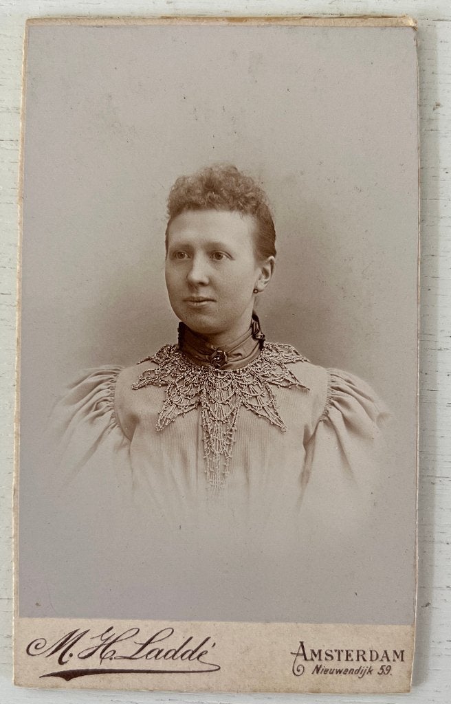 CDV Onderwijzeres, fotograaf M.H. Laddé, Verzamelen, Foto's en Prenten, Gebruikt, Foto, Ophalen of Verzenden, Voor 1940