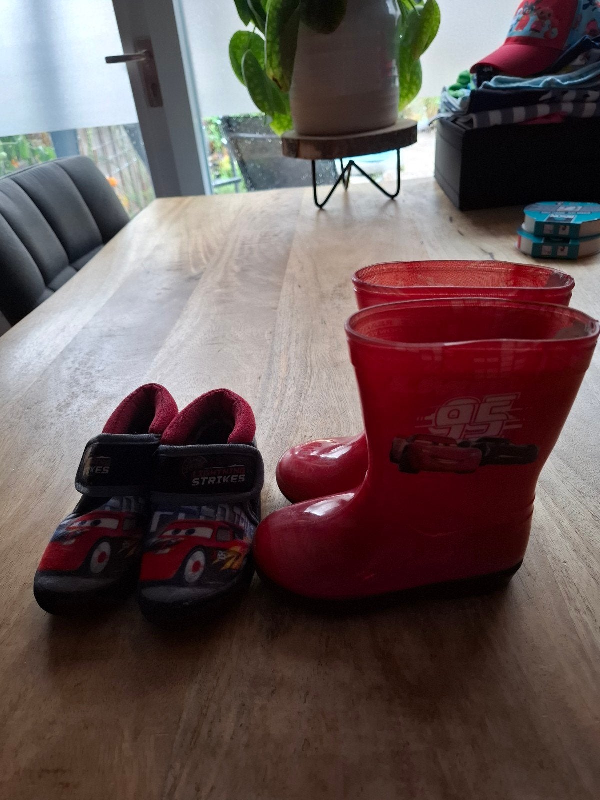 Cars pantoffels en regenlaarzen rood maat 24, Gebruikt, Disney Cars, Verzenden, Jongen of Meisje