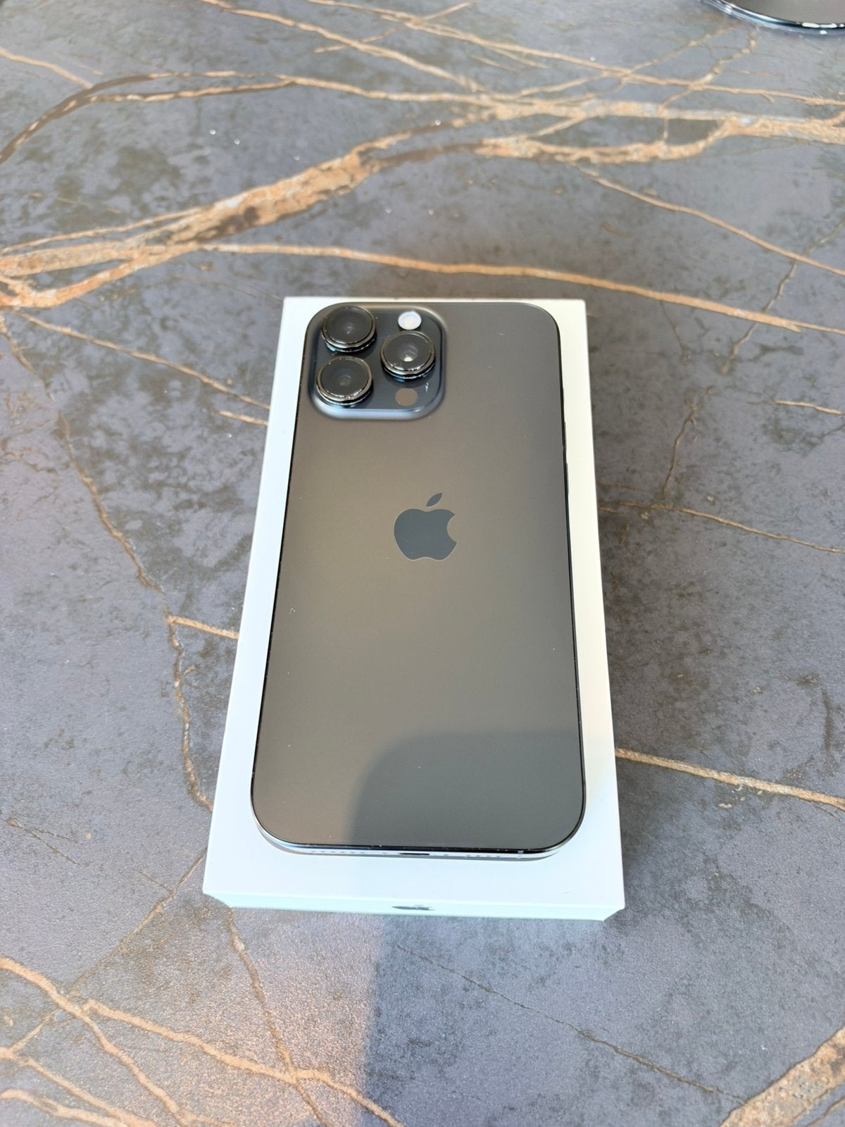 Foto 4 van iPhone 16 Pro Max 256GB Black Titanium