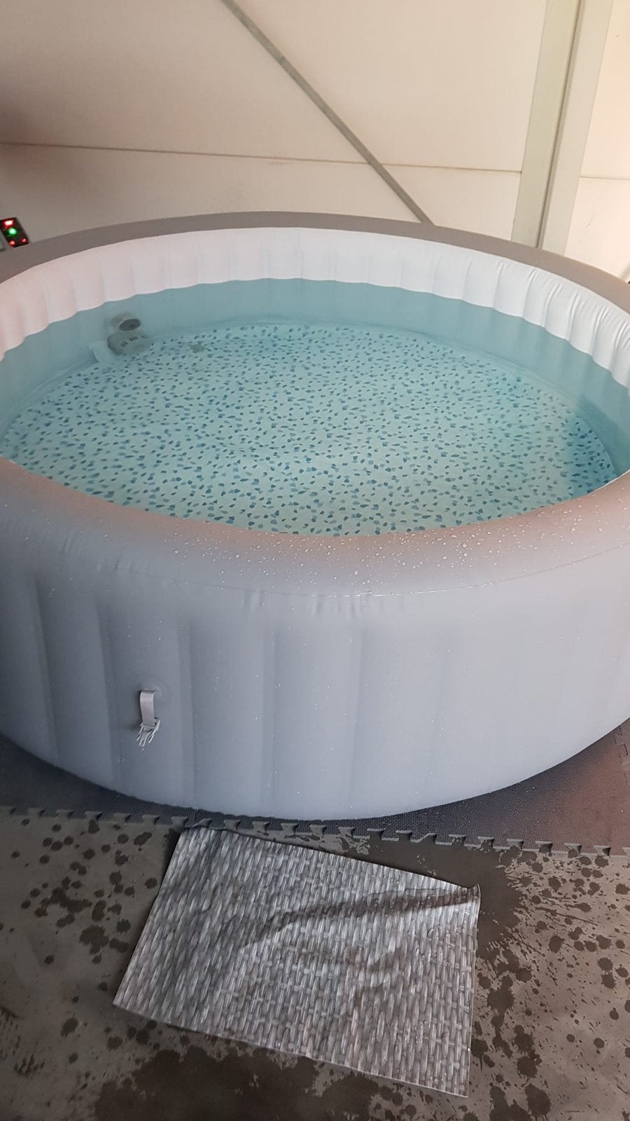 Opblaasbare jacuzzi 6x gebruikt, Ophalen, B, C, A