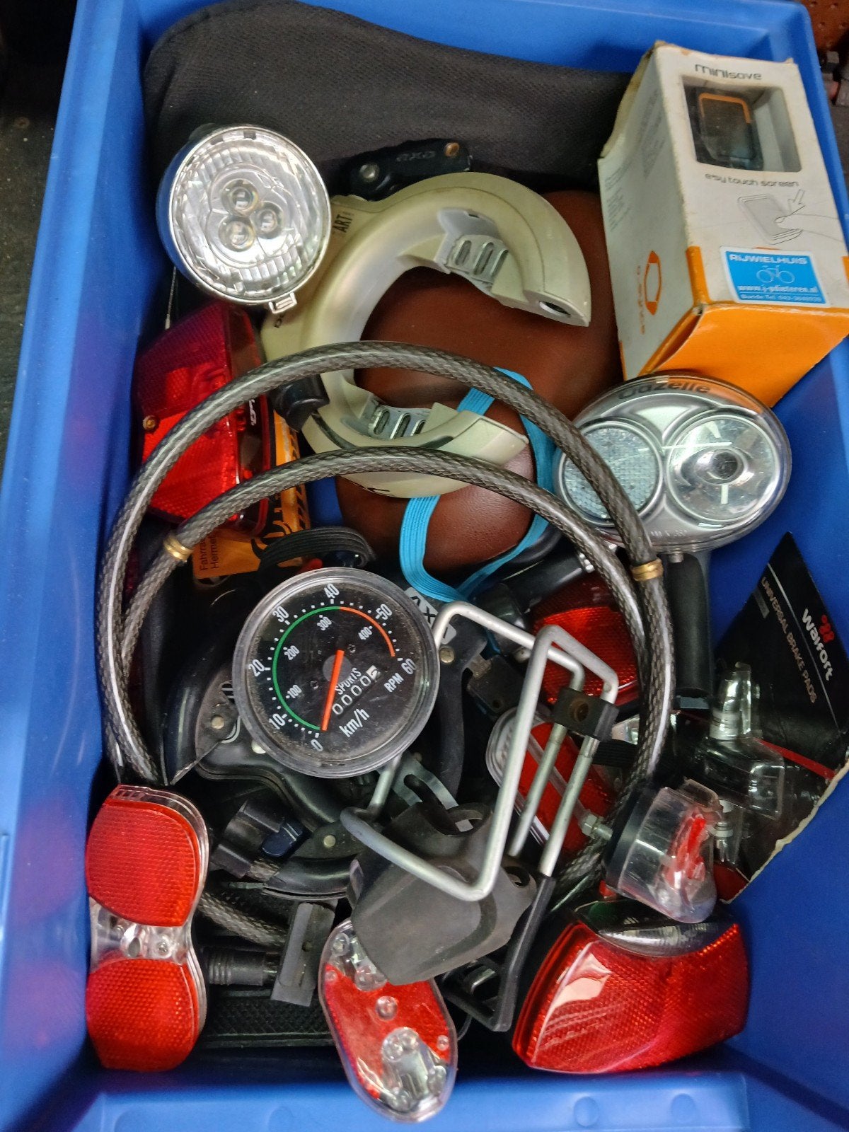 Diverse fietsaccessoires: verlichting, slot, snelheidsmeter, Gebruikt, Waterbestendig, Ophalen of Verzenden, Batterij