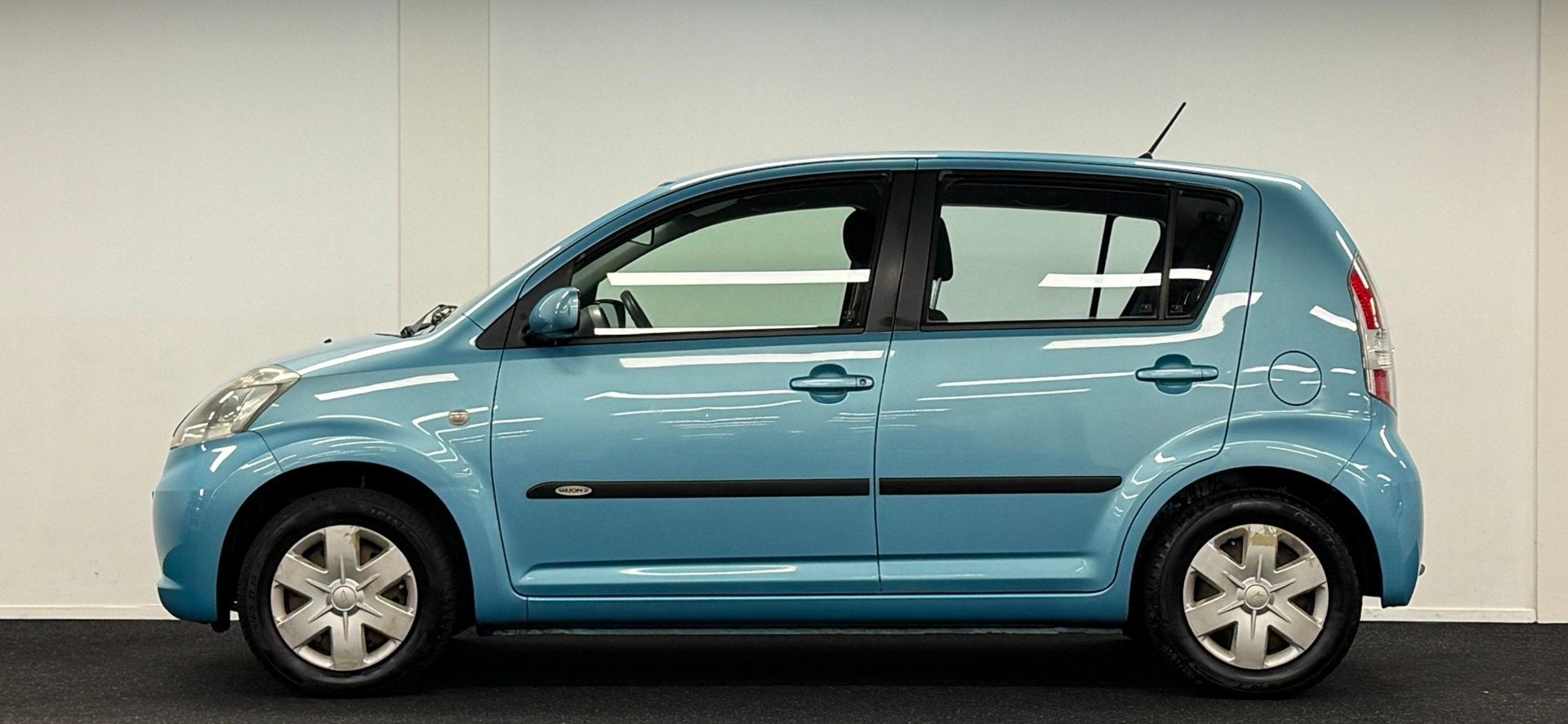Daihatsu Sirion 2 1.3-16V Prestige*DealerOH*NweApk*Trekhaak*, Auto's, Daihatsu, Voorwielaandrijving, Gebruikt, 4 cilinders, Blauw