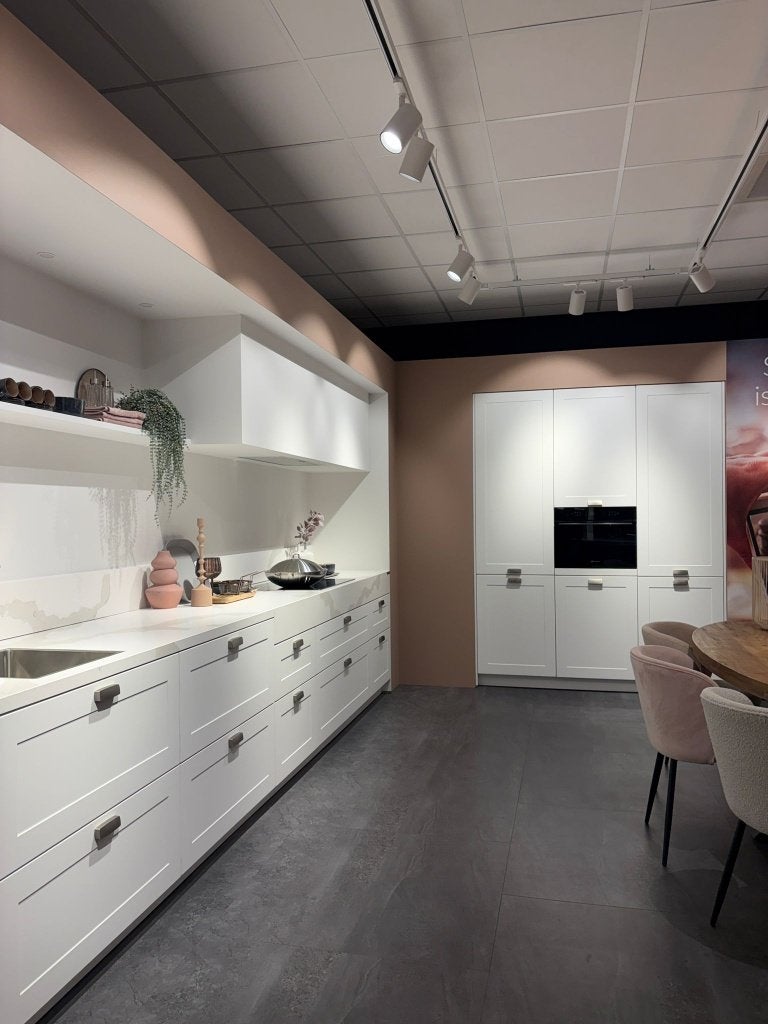Rechte showroomkeuken van €25.500 nu voor €13.500, Ophalen, Wit, Overige typen, Nieuw
