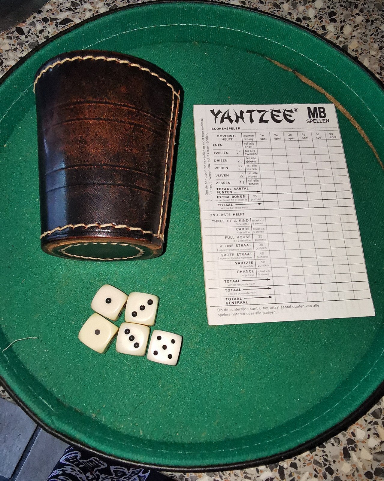 Yahtzee dobbelspel met leren beker en 3 scoreblok, Vijf spelers of meer, Ophalen, Gebruikt, MB Spellen