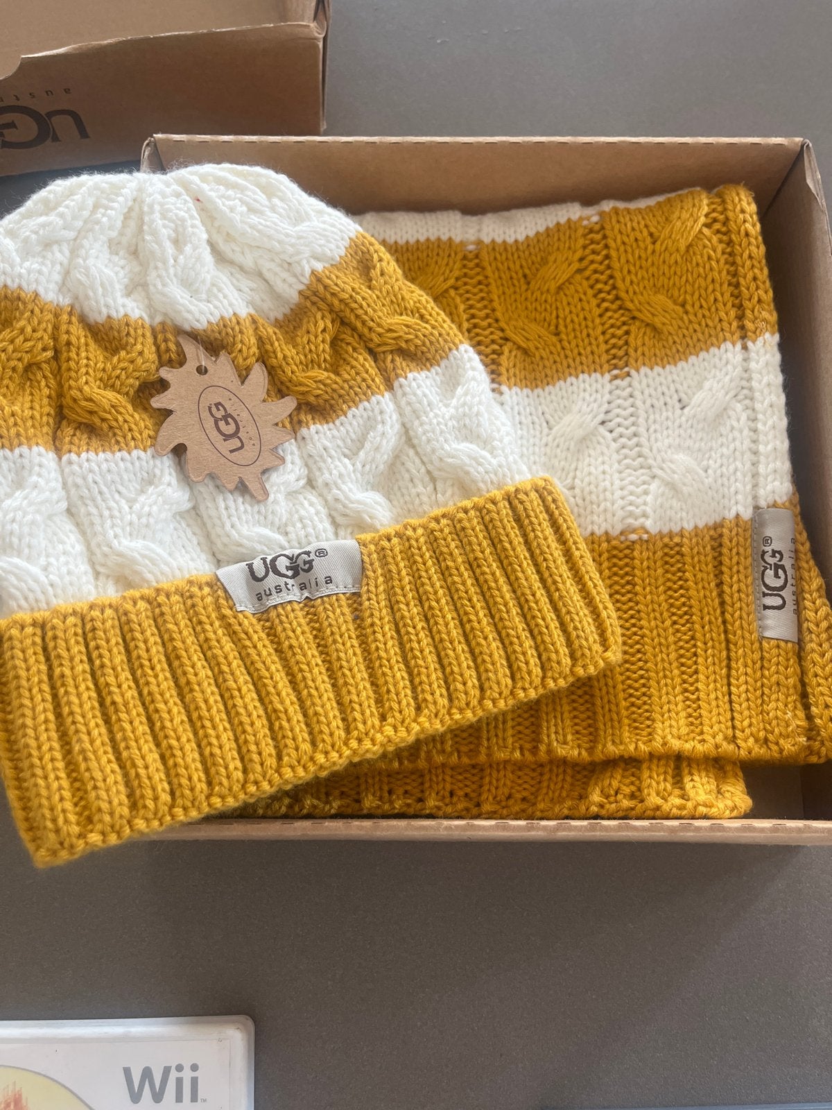 Ugg muts en sjaal set - Geel/Wit - Nieuw, Ophalen of Verzenden, Nieuw