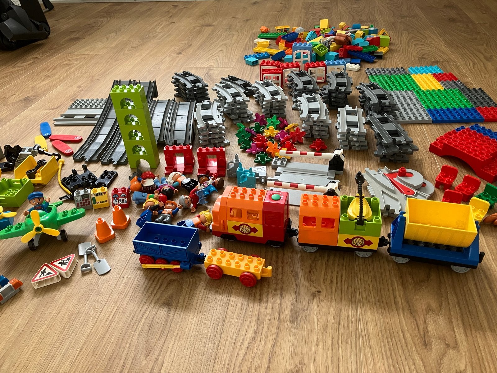 Grote set duplo met treinbaan en voertuigen, Ophalen of Verzenden, Gebruikt, Overige merken