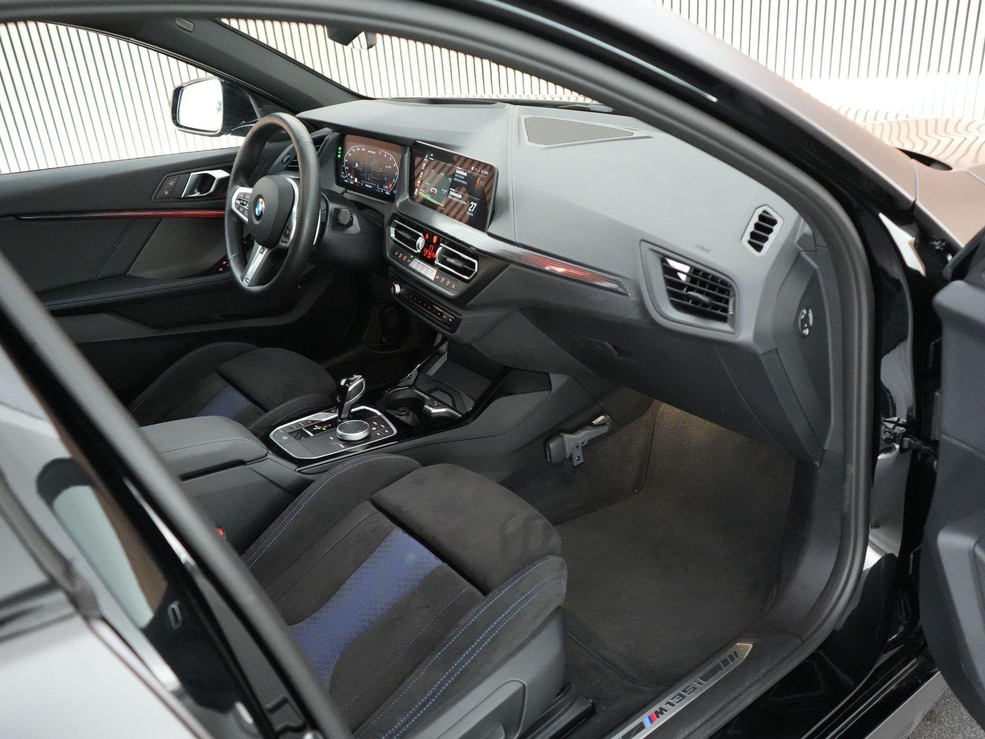 BMW 1-serie M135i 306pk xDrive |M-sportpakket pro|pano|Harma, Auto's, 1998 cc, Automatische klimaatregeling, Gebruikt, 4 cilinders