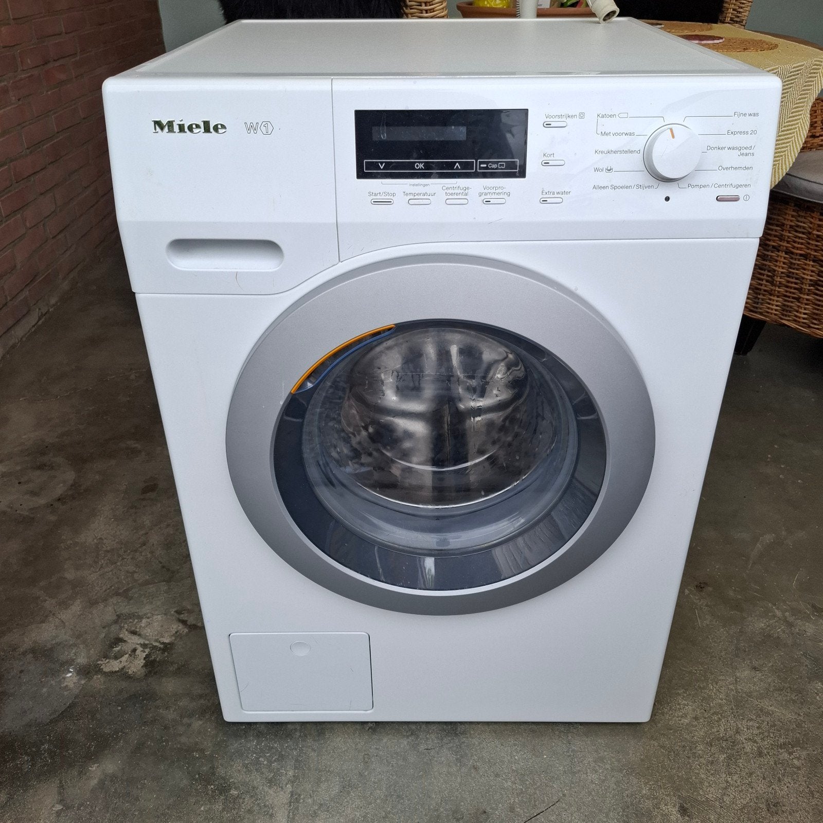 Miele W1 wasmachine met defect ( lekt water), Ophalen