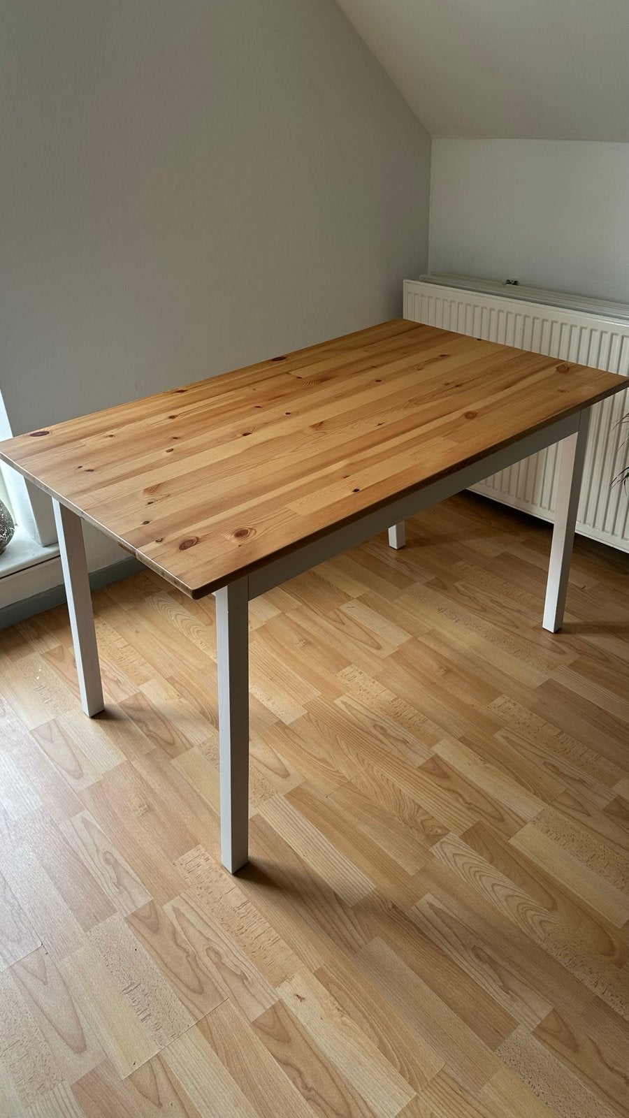 Houten eettafel met witte poten - Gebruikt, Ophalen, Gebruikt, 100 tot 150 cm, 50 tot 100 cm