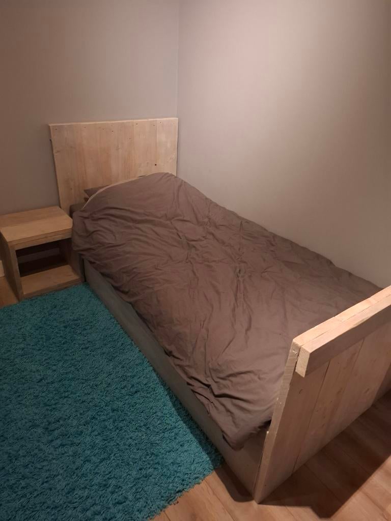 Eenpersoonsbed van steigerhout met nachtkastje, Ophalen