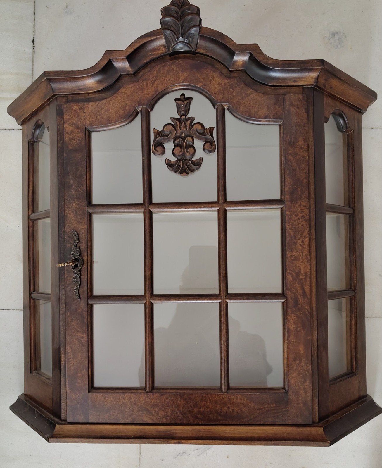 Kleine Nederlandse rococo/Louis XV-stijl wandvitrinekast, Ophalen, Met deur(en), 50 tot 100 cm, Zo goed als nieuw