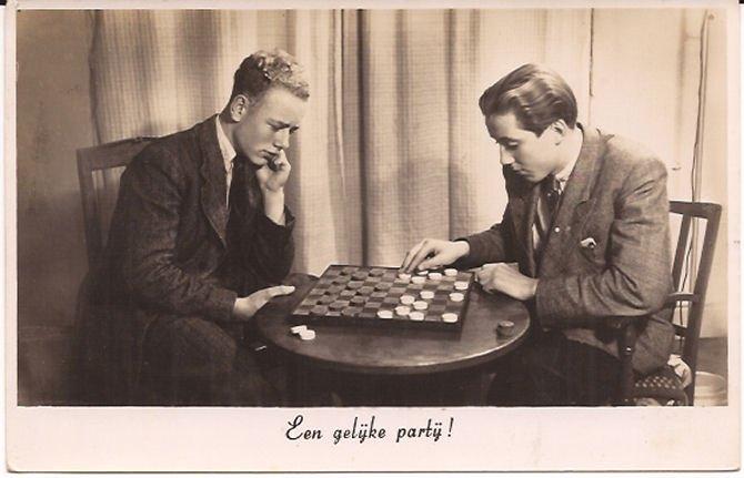 FOTOKAART  2  heren  AAN  HET  DAMBORD  DAMSPEL nr  917, Verzenden, 1920 tot 1940, Gelopen, Sport en Spel