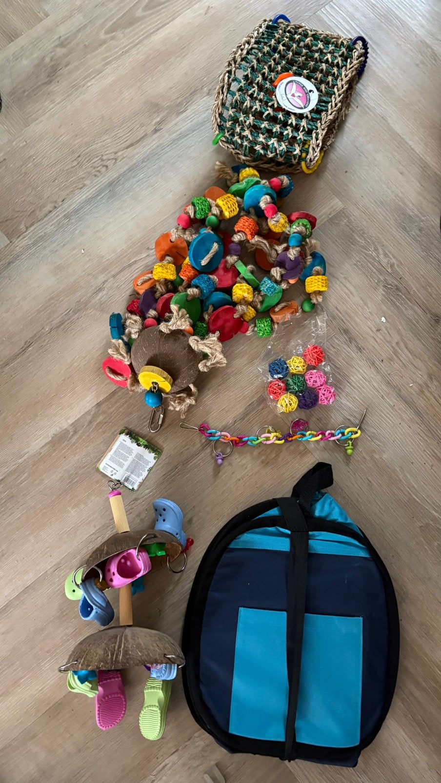 Tas met vogelspeelgoed en reistas, Dieren en Toebehoren, Vogels | Toebehoren, Ophalen, Zo goed als nieuw, Speelgoed