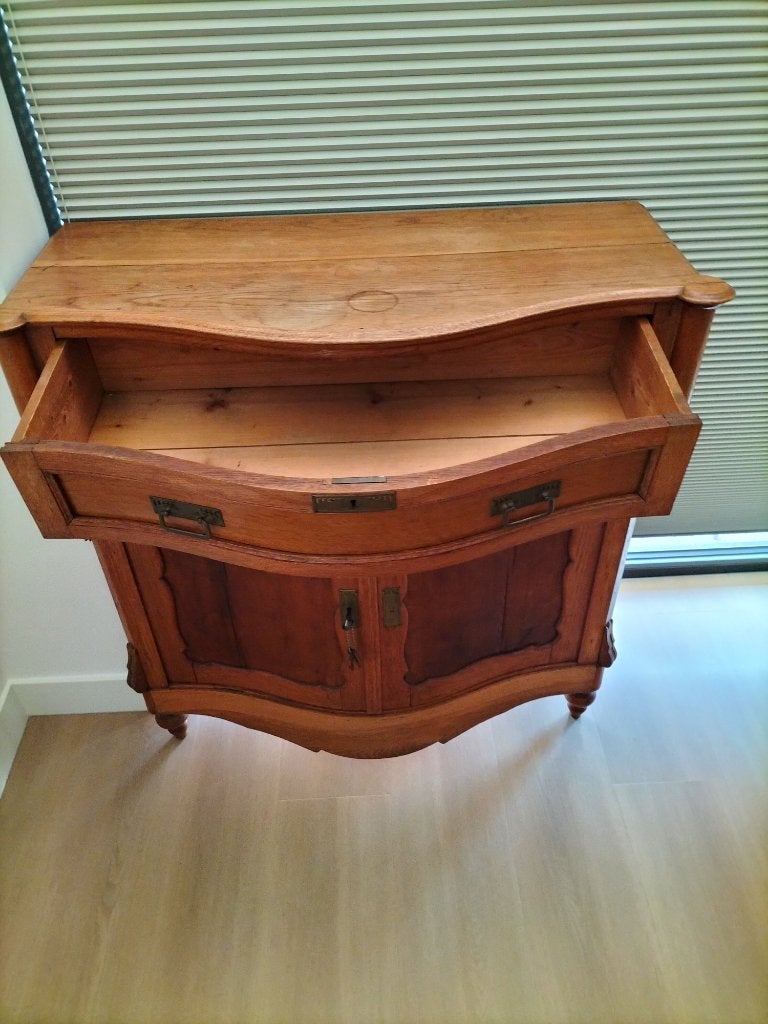 Antiek houten kastje met lade en deuren, Antiek en Kunst, Antiek | Meubels | Kasten, Ophalen
