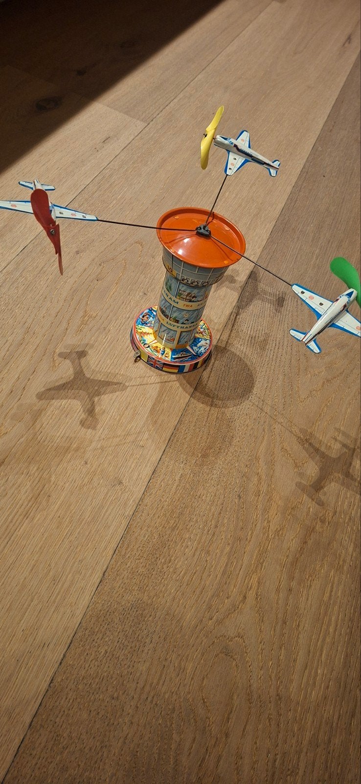 Vintage blikken vliegveldtoren met draaiende vliegtuigen, Verzamelen, Ophalen, Gebruikt