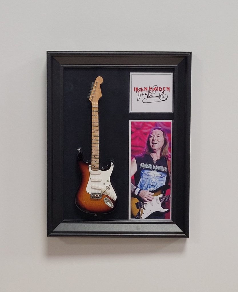 Dave Murray Iron Maiden miniatuur gitaar op lijst wanddeco, Info@deconoord.nl, Deco Noord, Nieuw, Ophalen of Verzenden