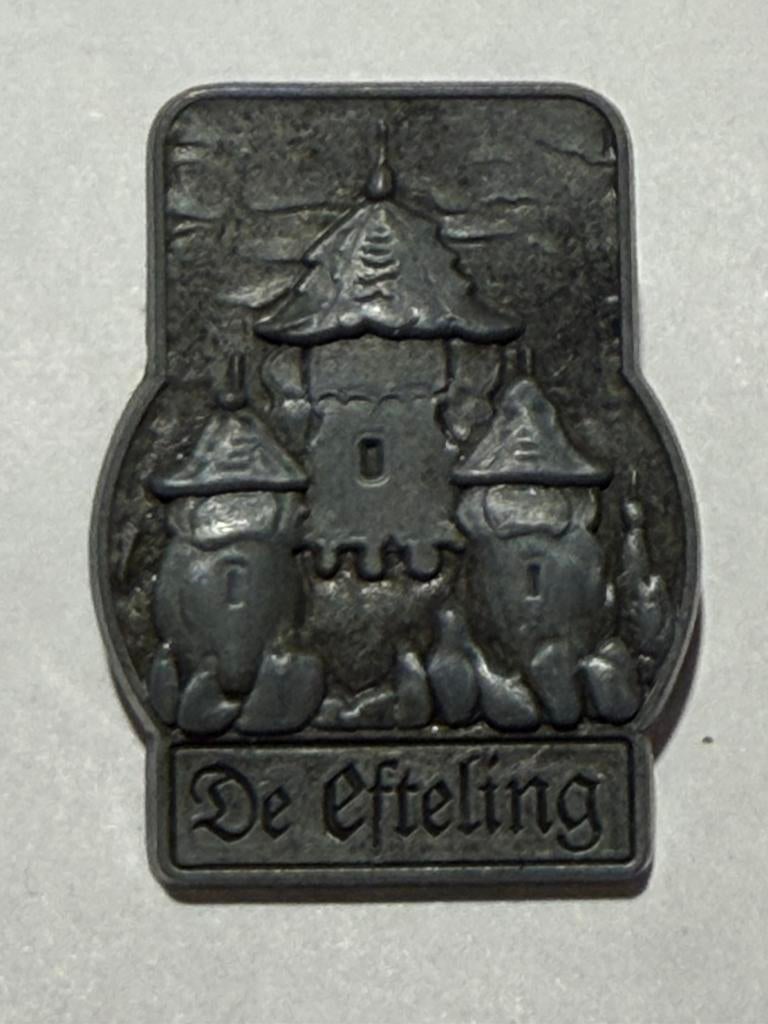 Efteling pin nostalgie meisje met de Zwavelstokjes, Verzamelen, Efteling, Ophalen of Verzenden, Zo goed als nieuw, Button of Speldje