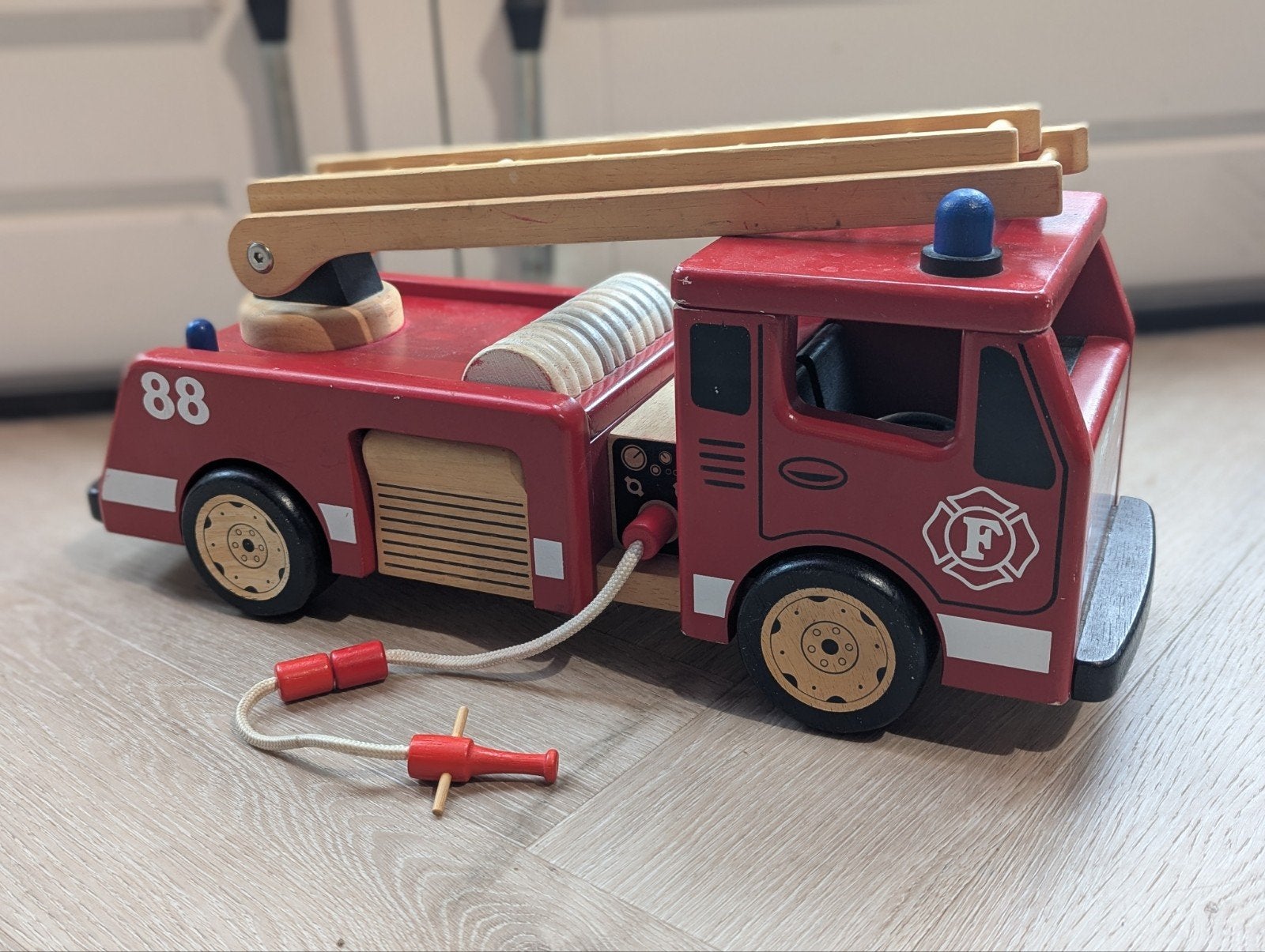 Grote houten brandweer ladderwagen | 46cm | merk Pintoy, Ophalen of Verzenden, Gebruikt