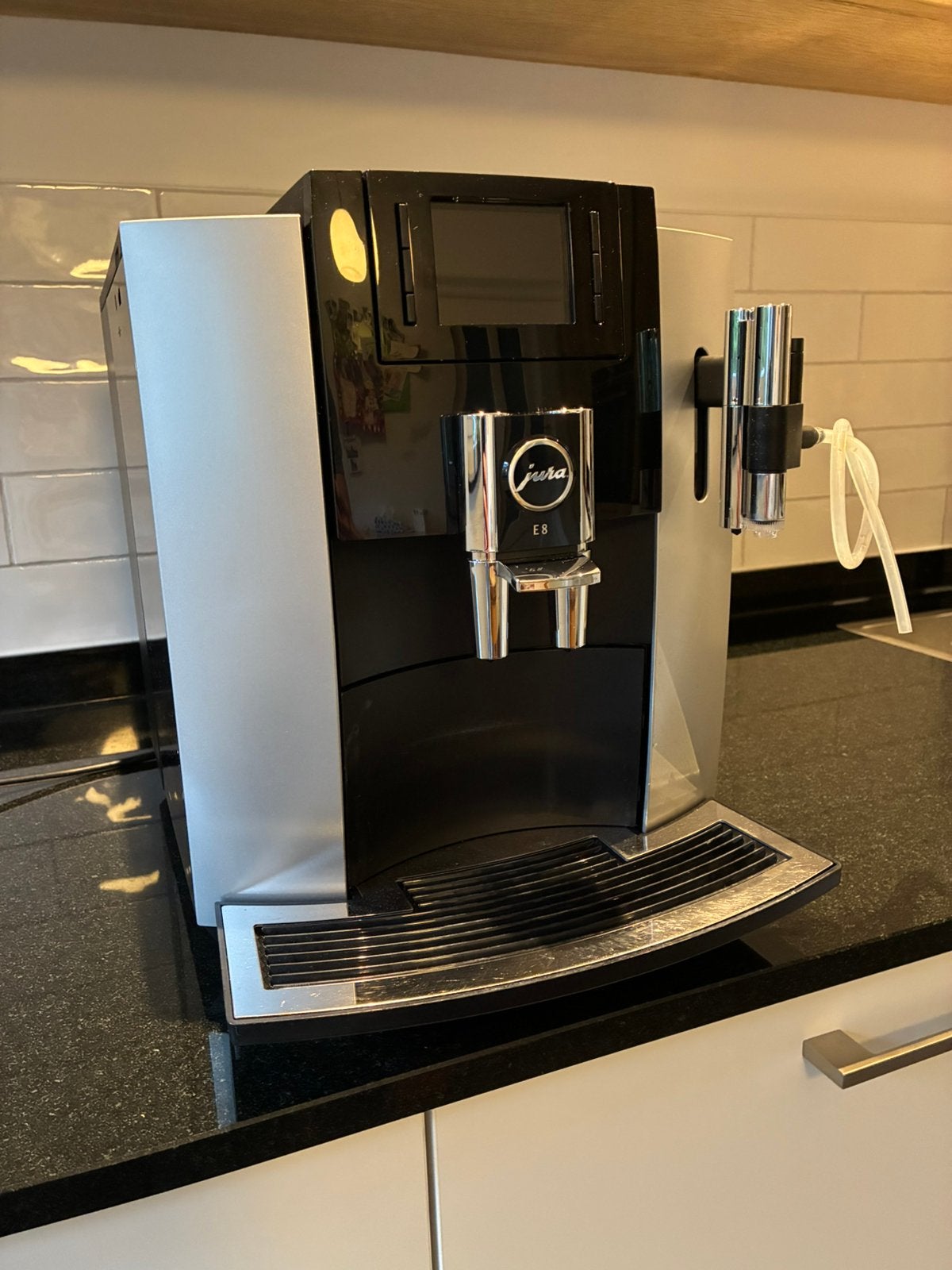 Jura E8 gereviseerde machine, Witgoed en Apparatuur, Ophalen of Verzenden, Refurbished, Koffiemachine, Koffiebonen