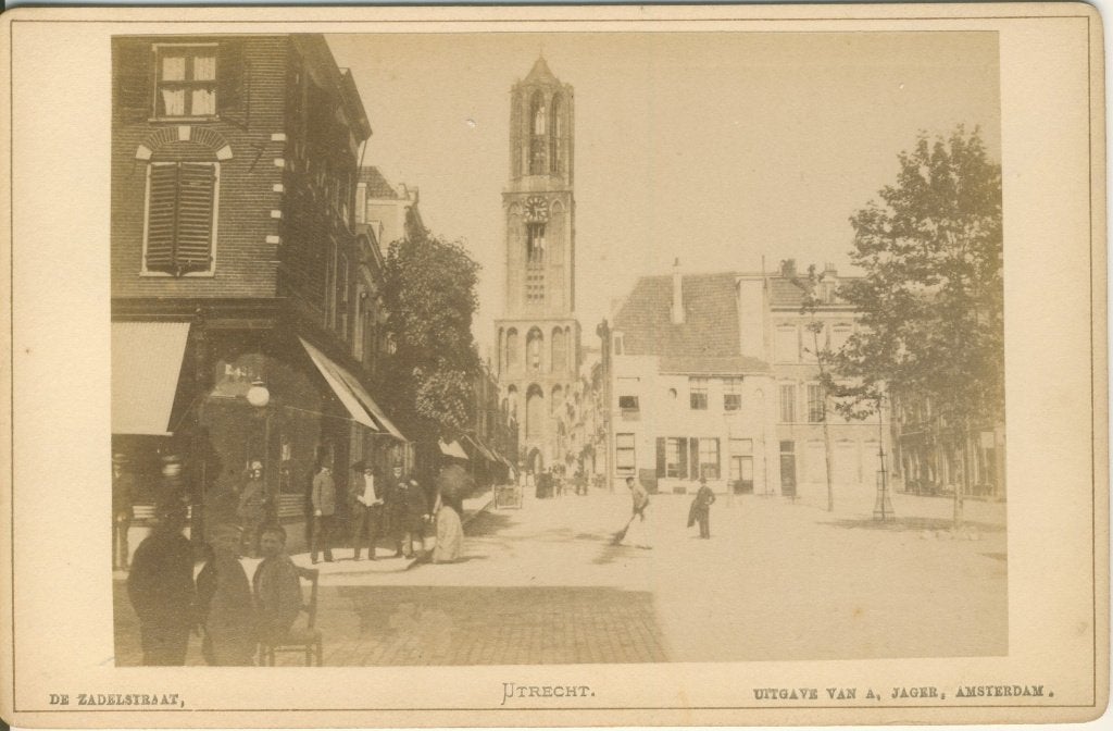 Foto op hardkarton. Utrecht, De zadelstraat., Ophalen of Verzenden, Voor 1920, Ongelopen, Utrecht