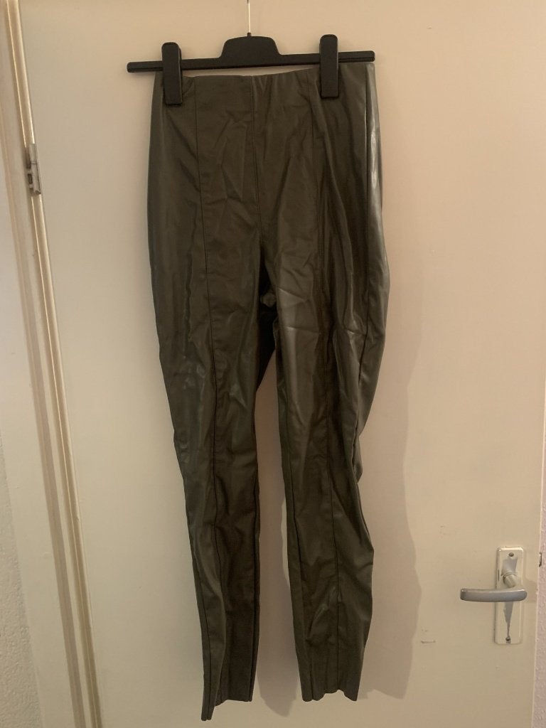 Khaki broek van de H&M. Maat M, Kleding | Dames, Broeken en Pantalons, Zo goed als nieuw, Maat 38/40 (M), Groen, Lang, Ophalen of Verzenden