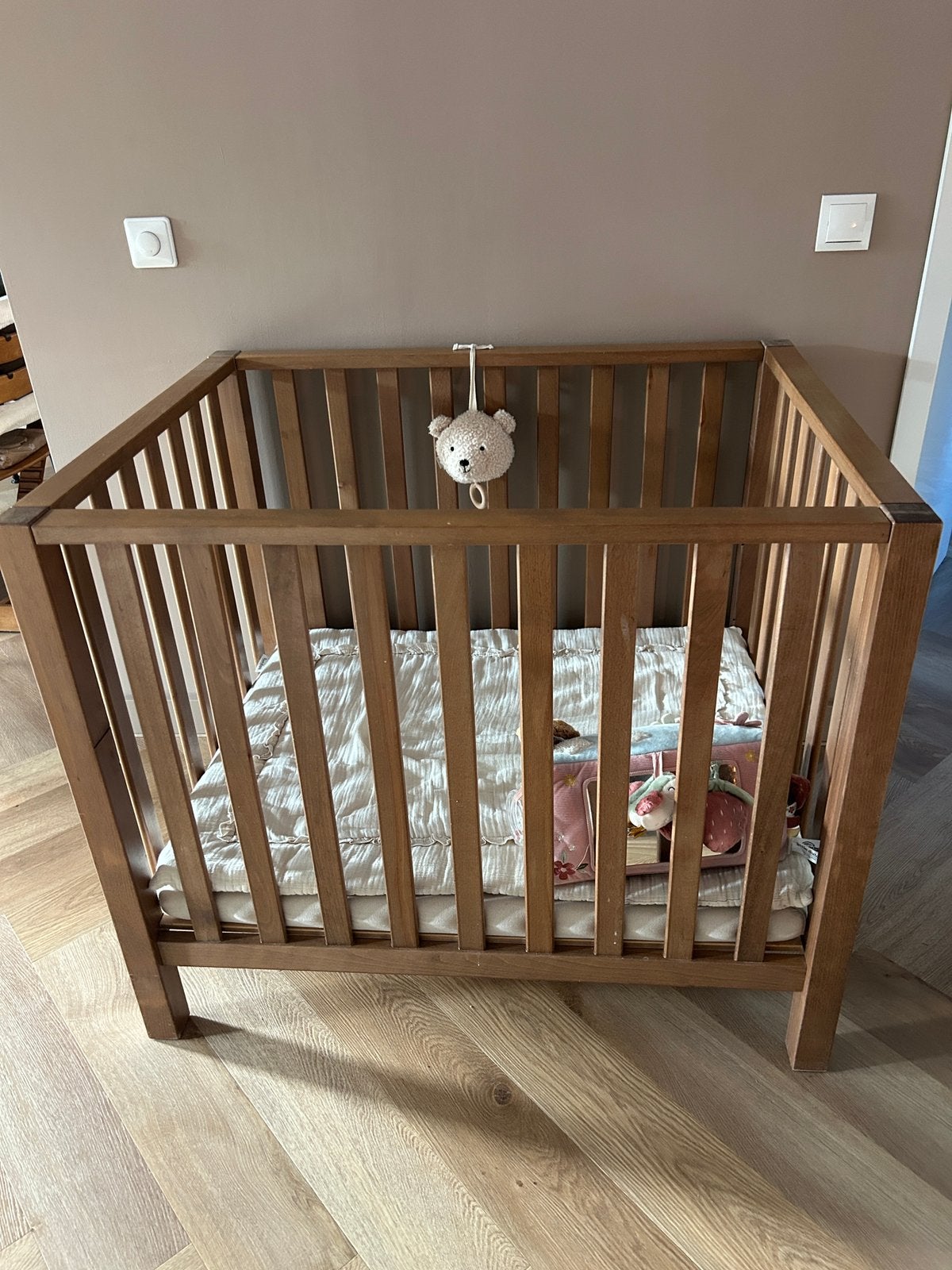 Houten box incl boxkleed, Kinderen en Baby's, Boxen, Ophalen, Zo goed als nieuw, Rechthoekig, In hoogte verstelbaar
