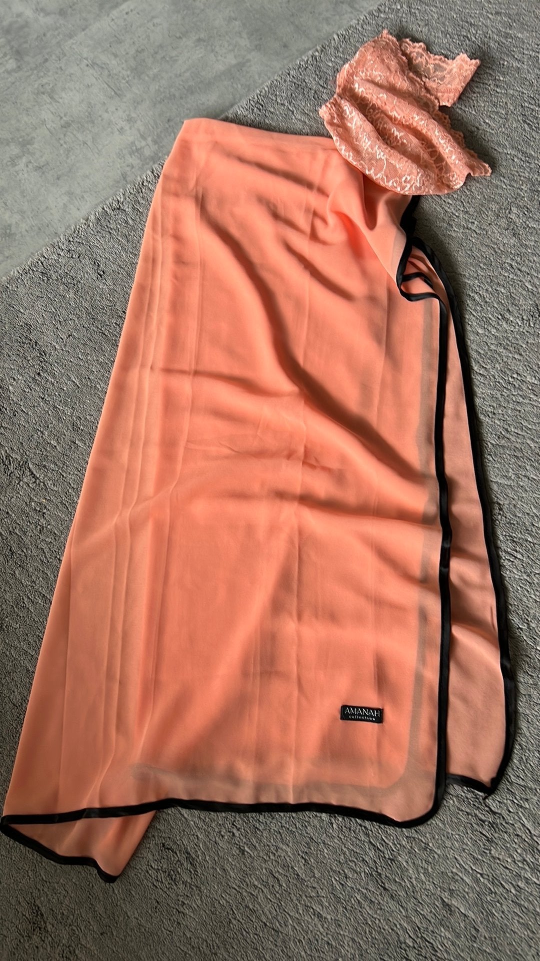 Chiffon Sjaal met Kanten Kapje - Amanah Collection, Ophalen of Verzenden, Zo goed als nieuw, Sjaal