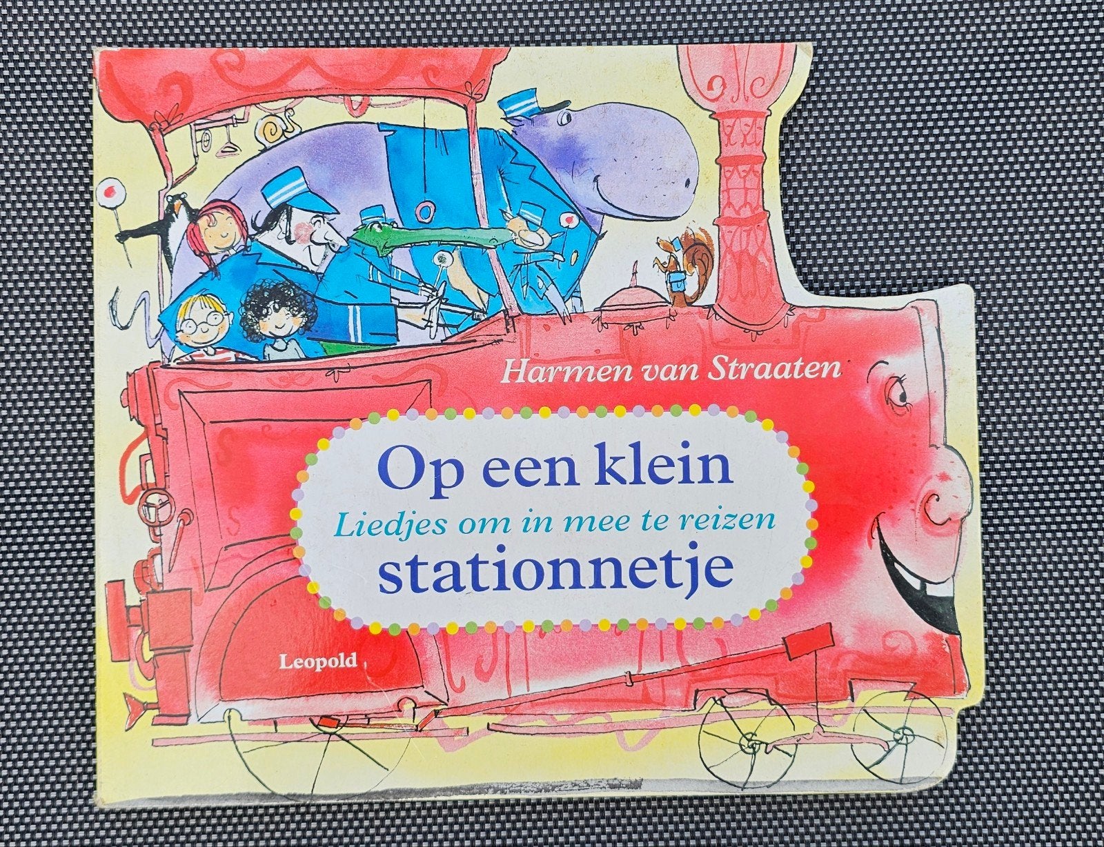 Op een klein stationnetje - Harmen van Straaten, Ophalen of Verzenden, Fictie algemeen
