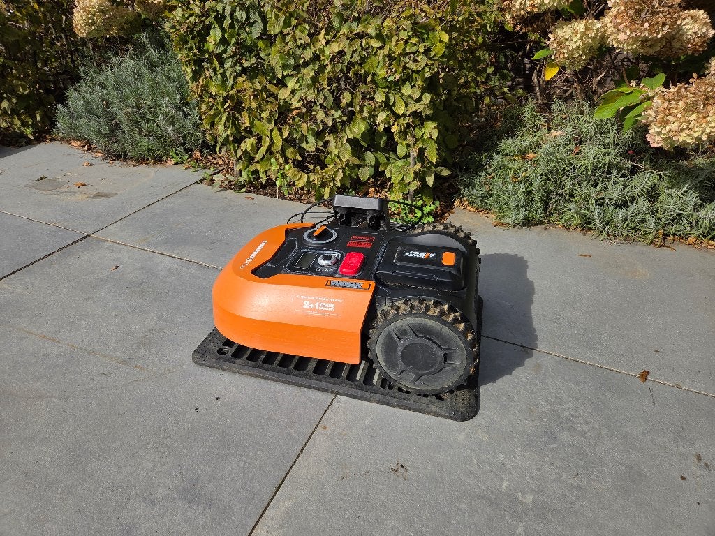 Worx Landroid M robot maaier inclusief garage, Tuin en Terras, Ophalen, Gebruikt, WORX, Met regensensor