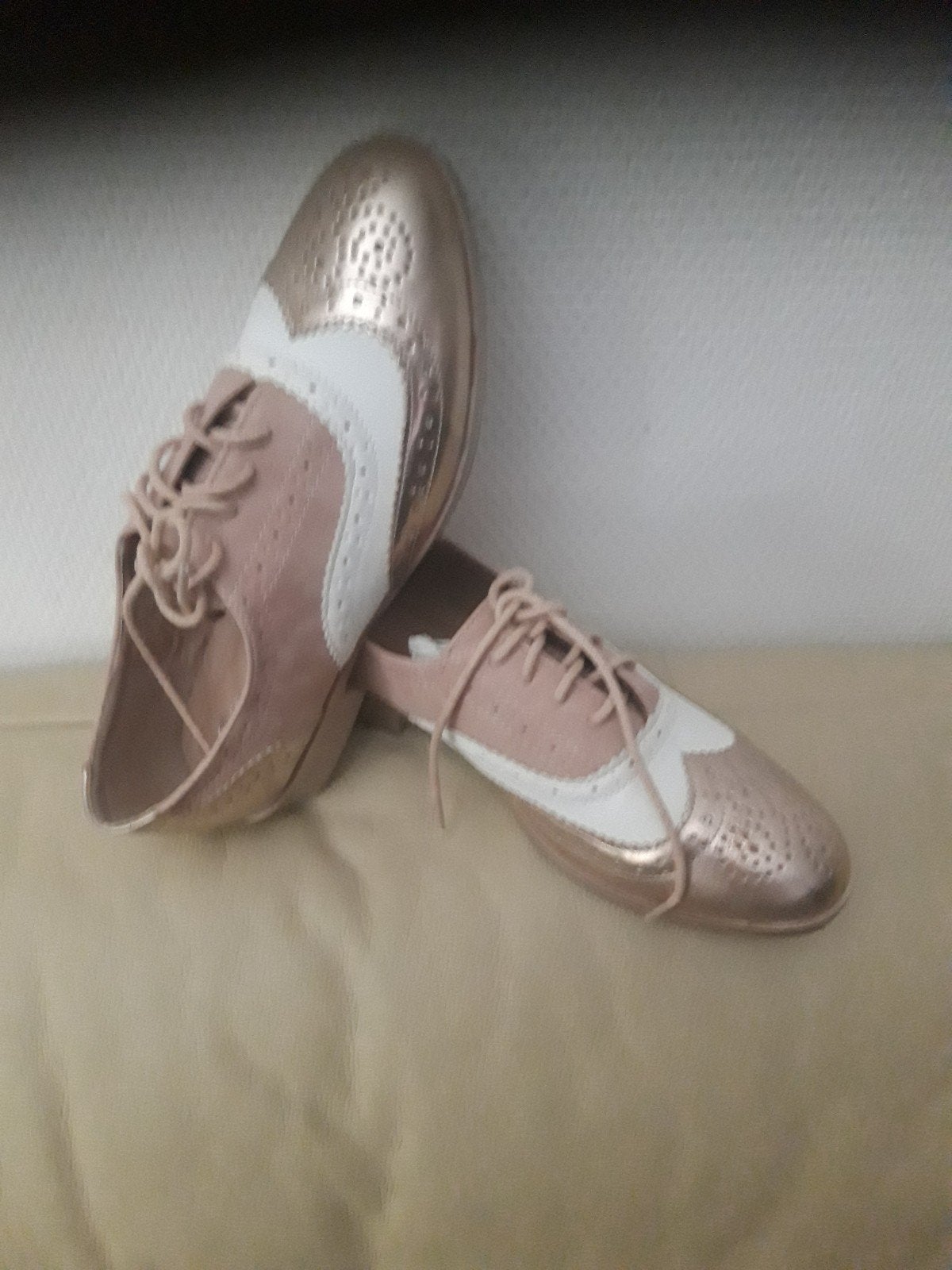 nieuwe veter schoenen licht bruin  met  wit en goud, Ophalen, Ideal shoes, Beige, Nieuw