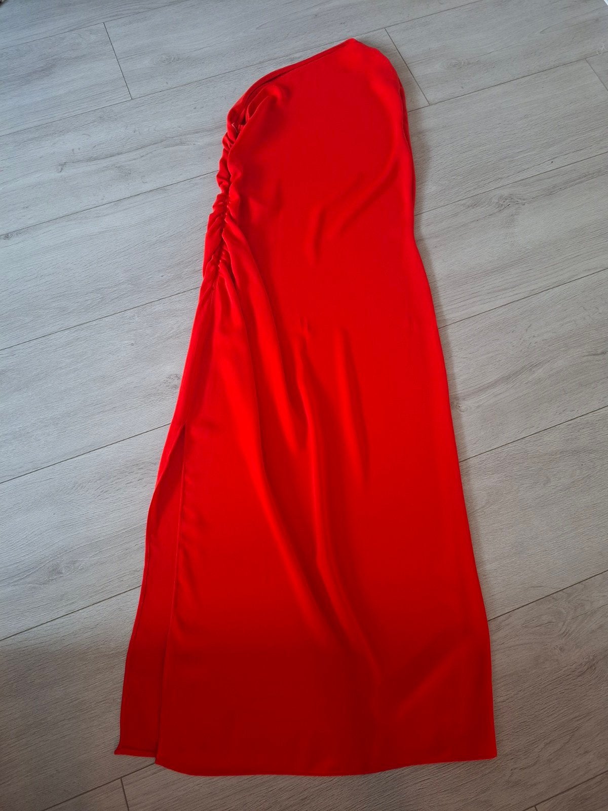 MANGO ONE SCHOULDER LANGE JURK ..NIEUW., Mango, Nieuw, Ophalen of Verzenden, Rood