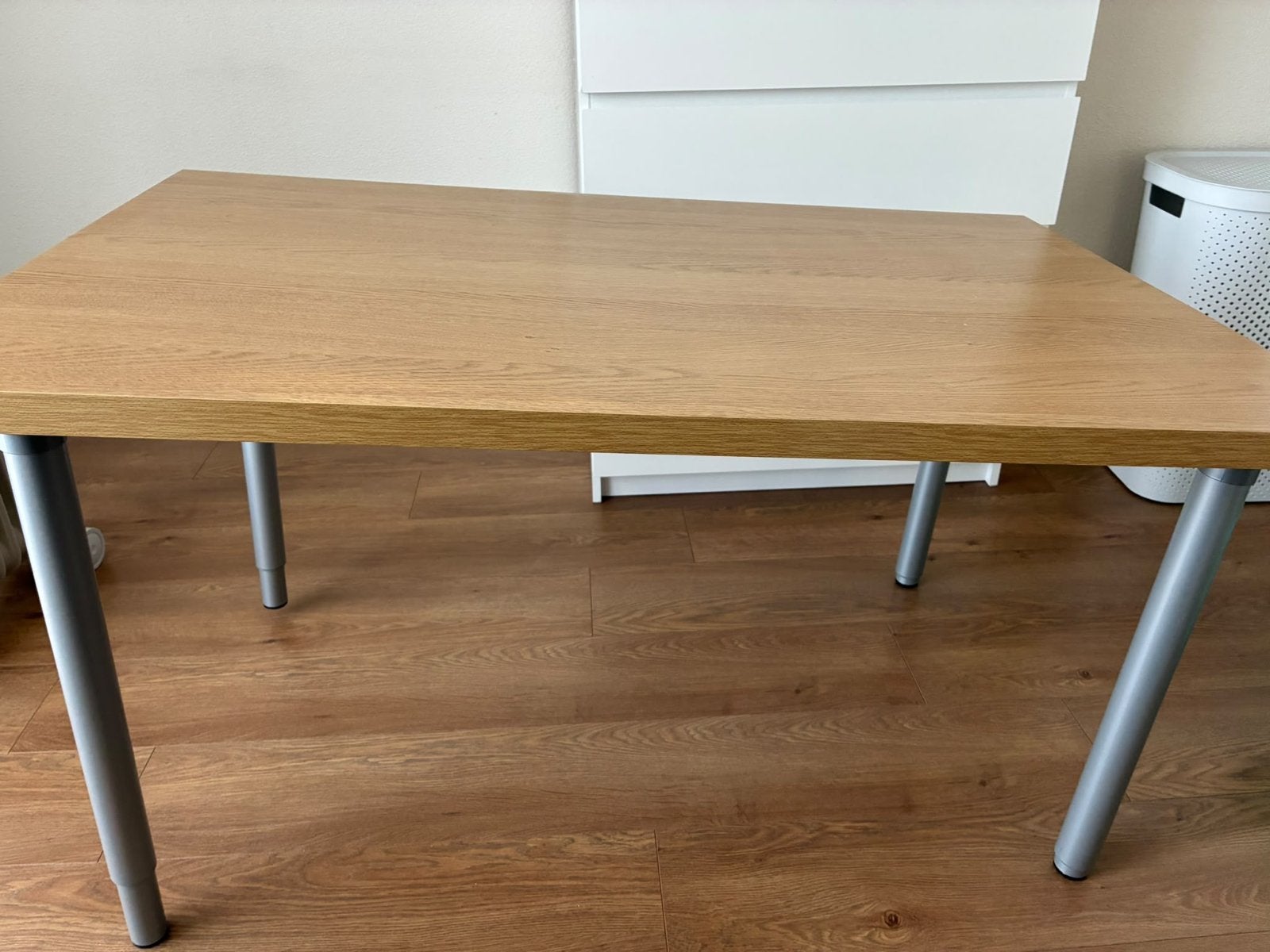 Bureau/tafel met houten blad en metalen poten