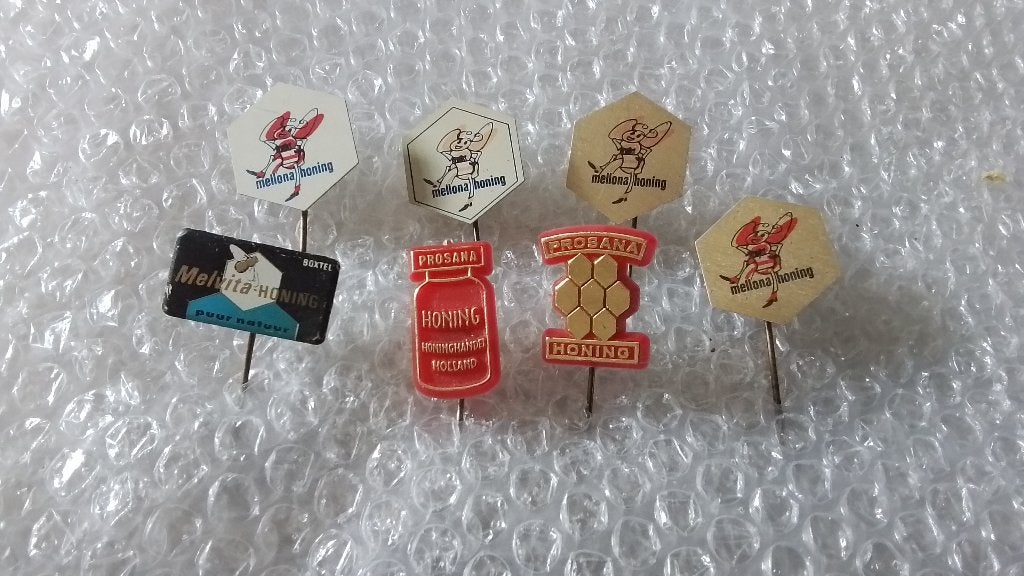 7 verschillende speldjes honing, Verzamelen, Ophalen of Verzenden, Zo goed als nieuw, Overige onderwerpen