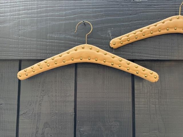 ***Vintage lederen hangers*** room beige met gouden studs, Ophalen of Verzenden, Zo goed als nieuw, Overige materialen, Kinderen en Volwassenen