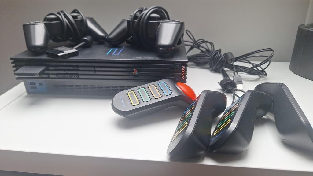 Sony PlayStation 2 (PS2) met 2 controllers en Buzz-game, Spelcomputers en Games, Ophalen, Gebruikt, Met 2 controllers