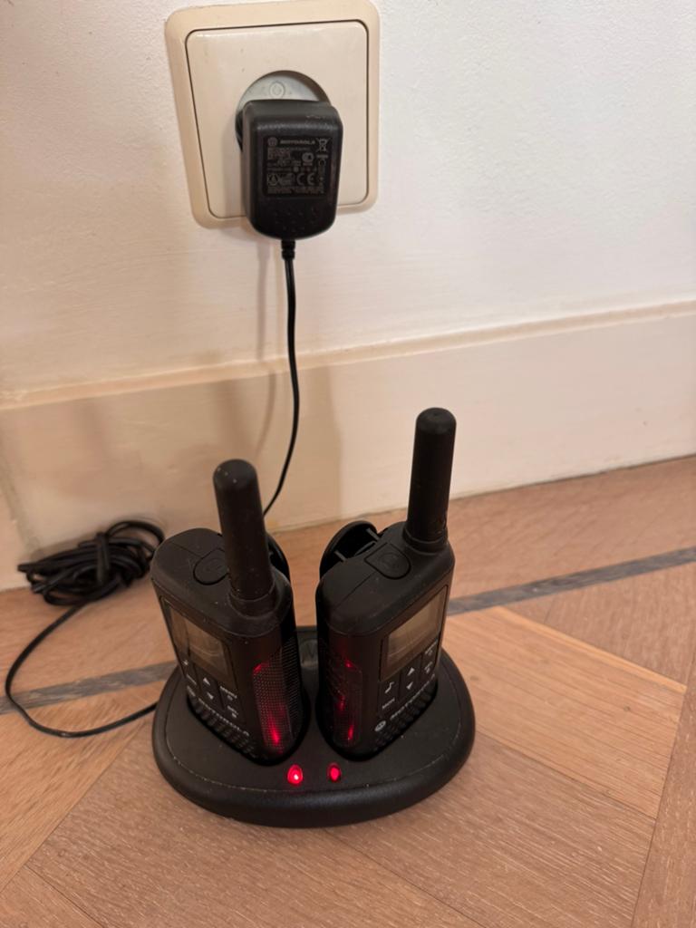 Motorola portofoons (type TLKR), compleet & incl lader!, Ophalen of Verzenden, Gebruikt, Portofoon of Walkie-talkie