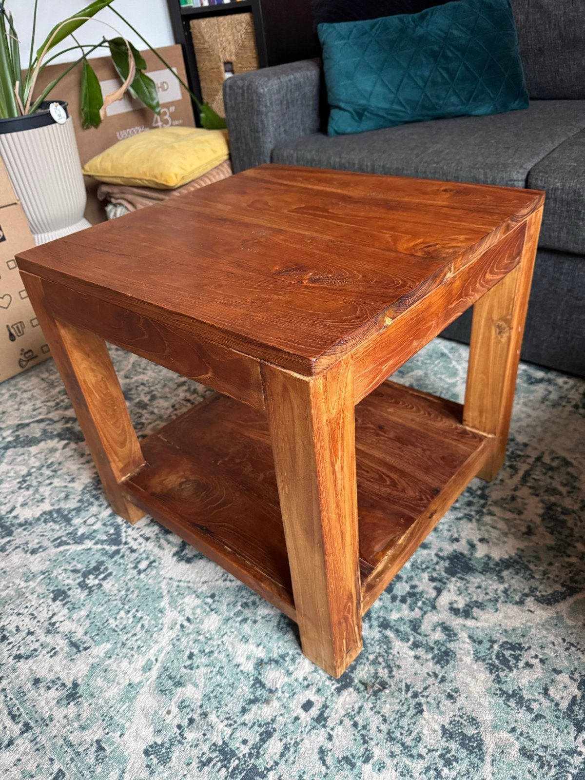 Robuuste houten salontafel /  bijzettafel – warme houtkleur, Minder dan 55 cm, Gebruikt, Vierkant, Hout